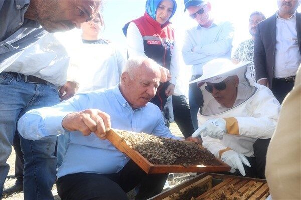 Uygulama eğitiminde arıcıları Karaman Valisi Mehmet Fatih Çiçekli, İl Müdürü