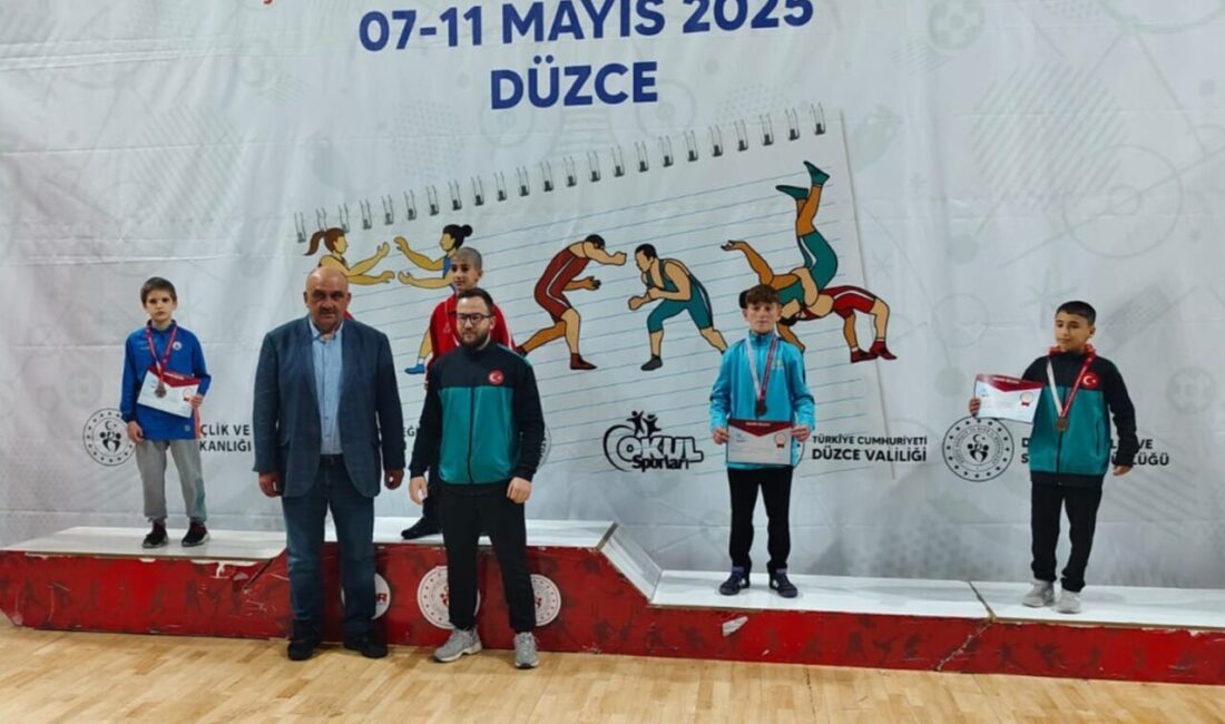 Düzce’de gerçekleştirilen Okullar Arası Grekoromen Güreş Türkiye Şampiyonası’nda Karamanlı genç