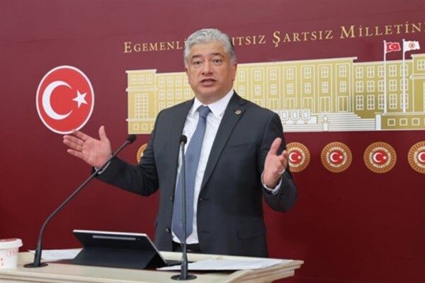 Ekonomi politikalarındaki istikrarsızlık ve Merkez Bankasının enflasyon tahminlerindeki tutarsızlıklarına dikkat