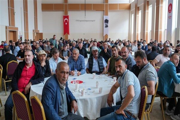 Noter tarafından sırayla çekilen kurada ismi çıkan ve sahneye davet