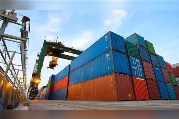 Çin’de mal dış ticaretinin yılın ilk dört ayında istikrarlı artışını
