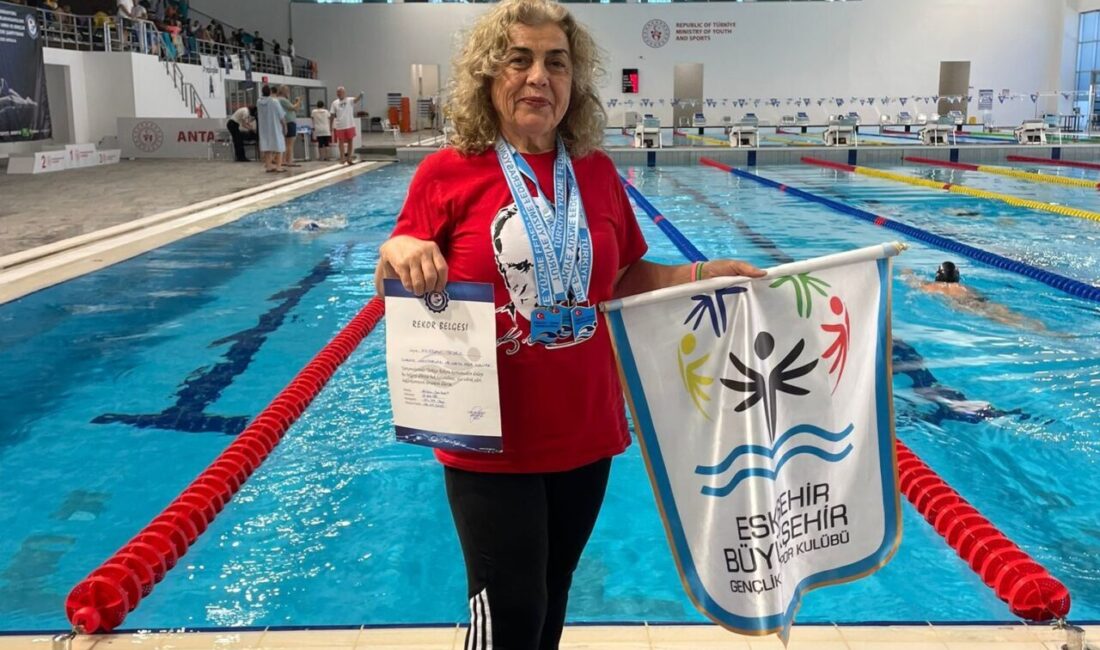 Eskişehir Büyükşehir Spor Kulübü’nün master yüzücüsü Kezban Yeşer, Türkiye Yüzme