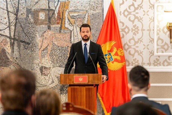Karadağ Cumhurbaşkanı Jakov Milatoviç, Petrovac gezisi sırasında “Mirko Srzentic” İlkokulu’nu