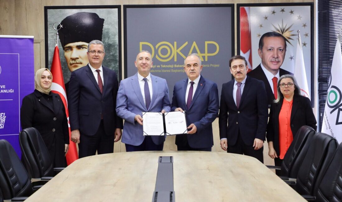 Tören, DOKAP Bölge Kalkınma İdaresi Başkanlığı Konferans Salonunda yapıldı. Törene,