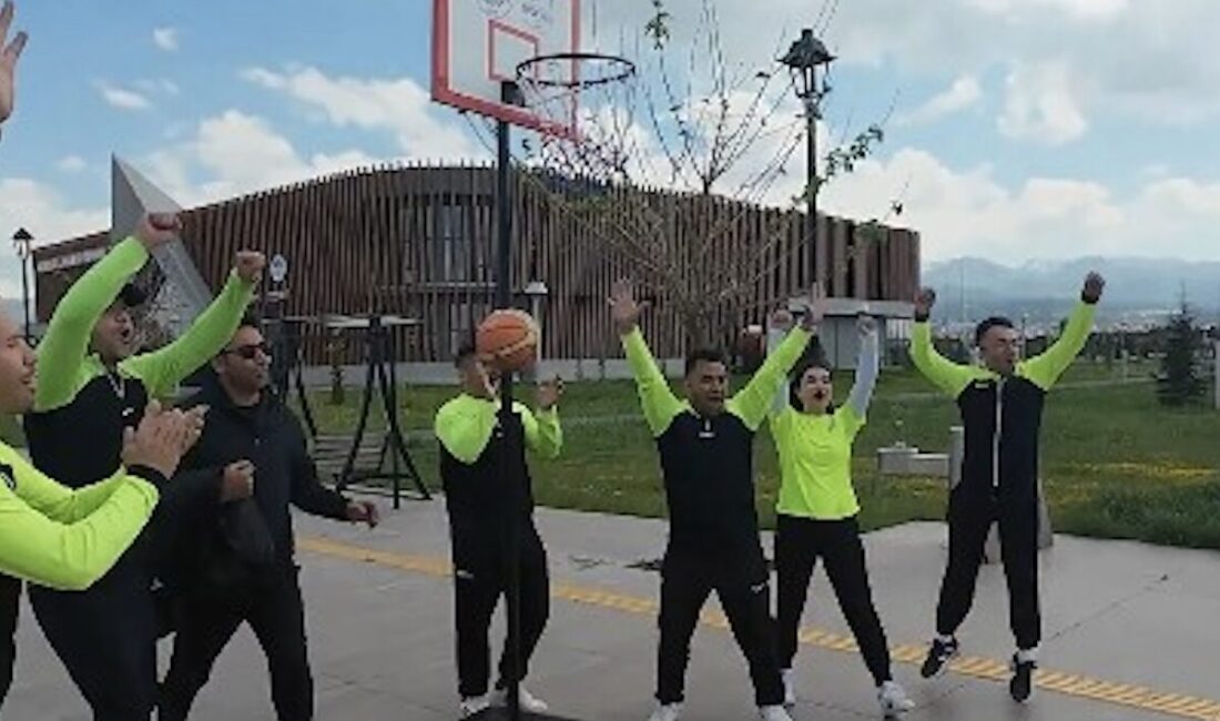 Portatif basketbol potası ve futbol kalesiyle ziyaretçileri karşılayan ekip, vatandaşlara