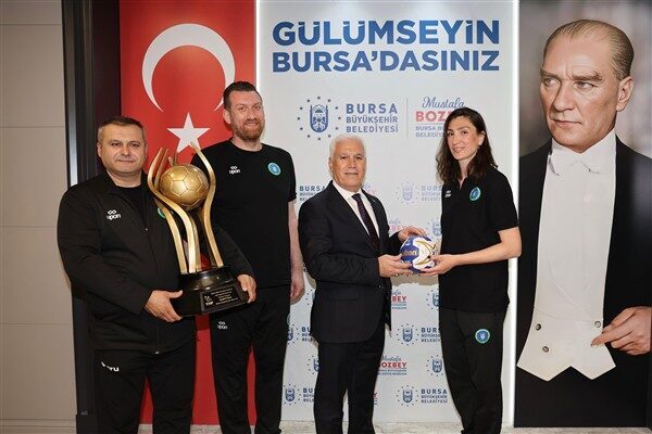 Bursa Büyükşehir Belediyespor, İzmir’de düzenlenen HDI Sigorta Hentbol Kadınlar Türkiye