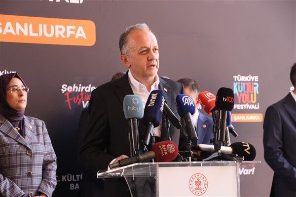 Şanlıurfa Kültür Yolu Festivali’nin açılış töreni, Şanlıurfa Arkeoloji Müzesi önünde