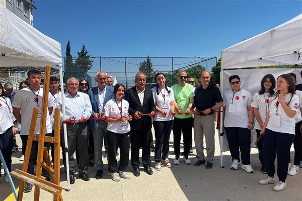 Öğrencilerin TÜBİTAK tarafından başarılı bulunan projeleri sergilenirken, görsel sanatlar dersinde