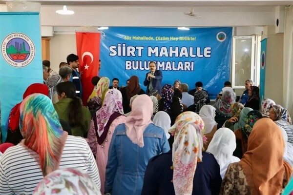 Gerçekleştirilen buluşmada mahalle halkının talep, öneri ve beklentilerini dinleyen Vali