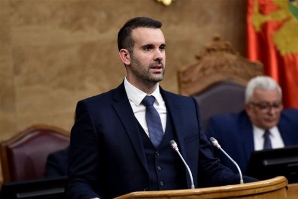 Spajic, önümüzdeki haftadan itibaren Çalışma Bakanı Naida Nišić'in, sosyal diyalog