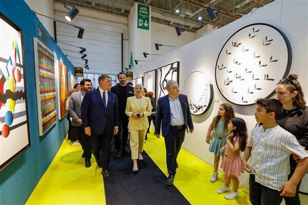 Türkiye’den ve dünyanın dört bir yanından gelen sanatçıları ve galerileri