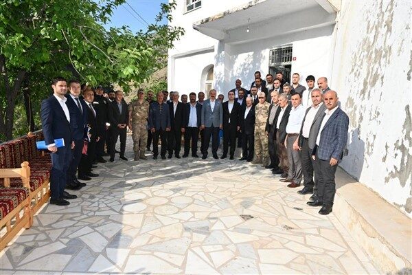Ziyaret sırasında Vali Cenalp; Sason Kaymakamı Furkan Başar, İl Jandarma