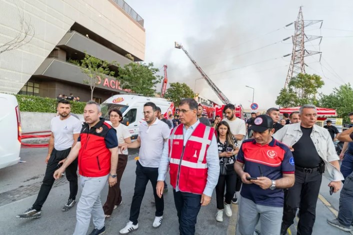 Tugay’dan Yangın Sonrası Çağrı: Tesisler Tekrar İncelenmeli İzmir’de Medicana Hastanesi yakınındaki plastik deposunda çıkan yangın, ekiplerin hızlı