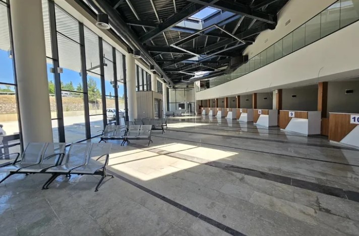 Kocaeli Yeni Terminalle Ulaşımda Yeni Döneme Giriyor Kocaeli Büyükşehir Belediye Başkanı Doç.Dr.Tahir Büyükakın, yapımında sona gelinen Gölcük