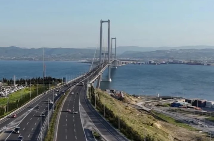 Geçiş Ücretlerinde Yeni Dönem: Otomatik Zam Sistemi! Karayolları Genel Müdürlüğü, 1 Ocak 2026’dan itibaren otoyol ve erişme