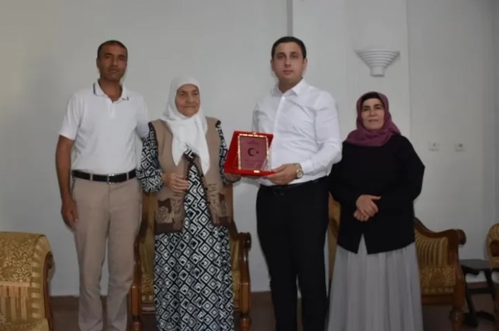 Kaymakam Furkan Başar’dan Şehit Ailelerine Anlamlı Ziyaret Batman Sason Kaymakamı Furkan Başar, şehit ailelerini ziyaret ederek taleplerini