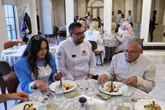 Kayseri Büyükşehir, Sosyal Medya Fenomenleriyle Mutfakta Buluştu Kayseri Büyükşehir Belediye Başkanı Dr. Memduh Büyükkılıç, eşi Dr. Necmiye