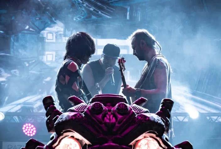 Türk rock müziğinin öncülerinden maNga, peş peşe düzenlediği konserlerle dinleyici