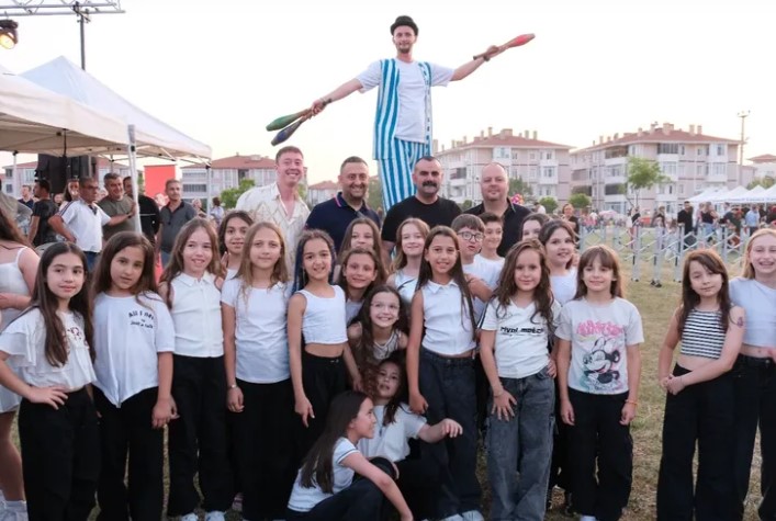 Edirne Uzunköprü’de Çocuklar Festivale Akın Etti Uzunköprü’de gerçekleşen Çocuk Festivali, Edirne’nin dört bir yanından gelen miniklerin