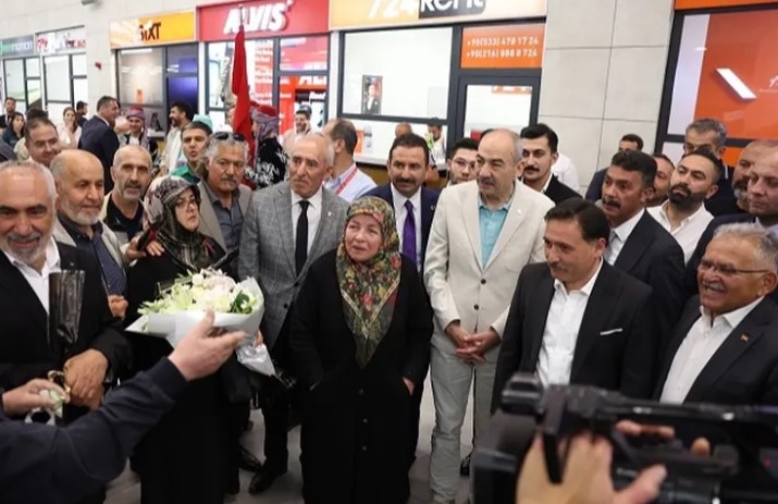 Kayseri’de Gurbetçilere Yoğun İlgi Kayseri Valisi Gökmen Çiçek, Büyükşehir Belediye Başkanı Memduh Büyükkılıç, Kayseri