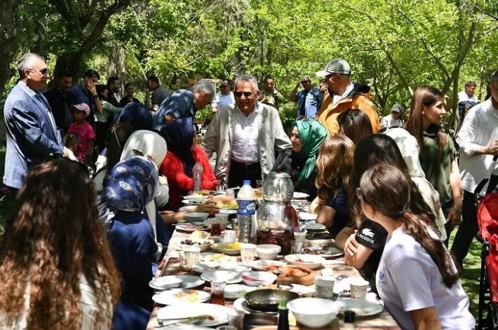 Kayseri Protokolü Soğanlı Vadisi’nde Buluştu Kayseri Büyükşehir Belediye Başkanı Dr. Memduh Büyükkılıç, eşi Necmiye Büyükkılıç,
