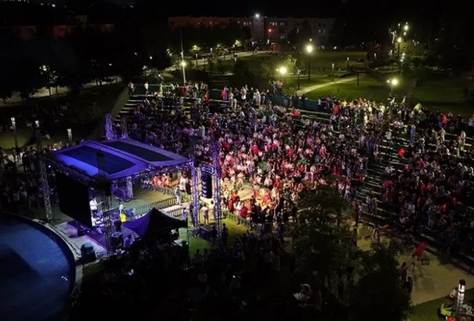 Sakarya’da yaz konseri rüzgârı başladı Büyükşehir Belediyesi’nin “Yaz Seninle Güzel” sloganıyla başlattığı yaz konserleri, renkli
