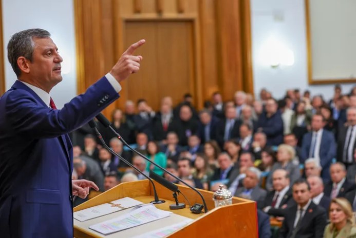 CHP'den Kritik Tarih Açıklaması: Seçim Süreci ve Kararlar Netleşti CHP Genel Başkanı Özgür Özel, partisinin TBMM’deki grup toplantısında İstanbul