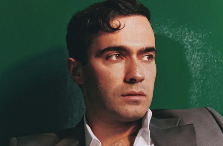 Mert Demir, sözleri ve düzenlemesi kendisine, bestesi ise Mert Demir