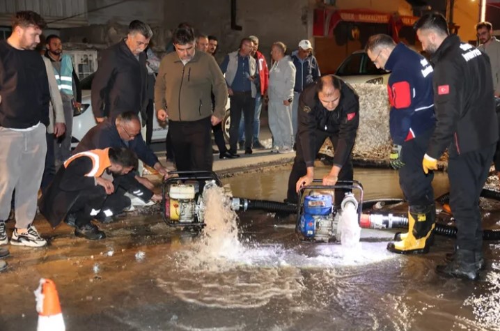 Sivas’ta Su Arızası Giderildi, Şebeke Yeniden Devrede Sivas’ta çelik borudaki arıza nedeniyle yaşanan su kesintisi, SİBESKİ ekiplerinin