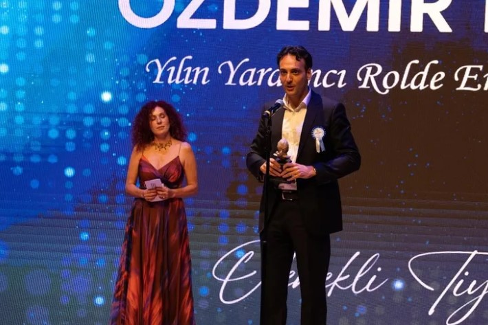 İzmir Şehir Tiyatroları Sanatçısı Bahadır Buyruk’tan Anlamlı Başarı Türk tiyatrosunun duayeni, akademisyen, yönetmen, yazar ve çevirmen Prof. Dr.