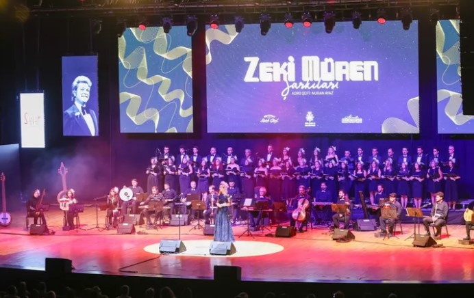 Sanatseverlerden “Zeki Müren Şarkıları”na Yoğun Katılım Selçuklu Belediyesi Sanat Akademisi Müzik Topluluğu, “Zeki Müren Şarkıları” konseriyle