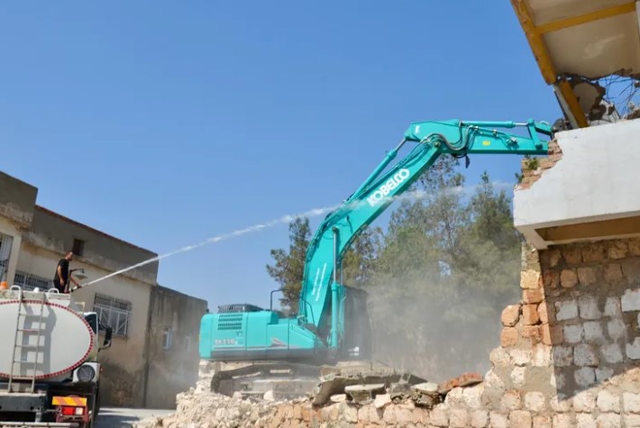 Midyat’ta Kaçak ve Ruhsatsız Yapılara Karşı Kararlı Mücadele Mardin’de Midyat Belediyesi, kent estetiğini ve tarihi dokuyu tehdit eden kaçak
