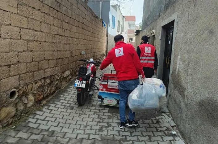 Mardin Kızılay, yaklaşan bayram öncesi yüzlerce ihtiyaç sahibini sevindirdi. Kaynak:PİHA