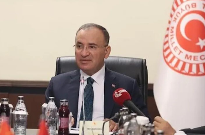 AK Parti TBMM Görev Dağılımını Açıkladı: Bozdağ Başkanvekili Oldu 28. Yasama Dönemi’nin ikinci devresinde TBMM’de görev alacak AK Parti’li