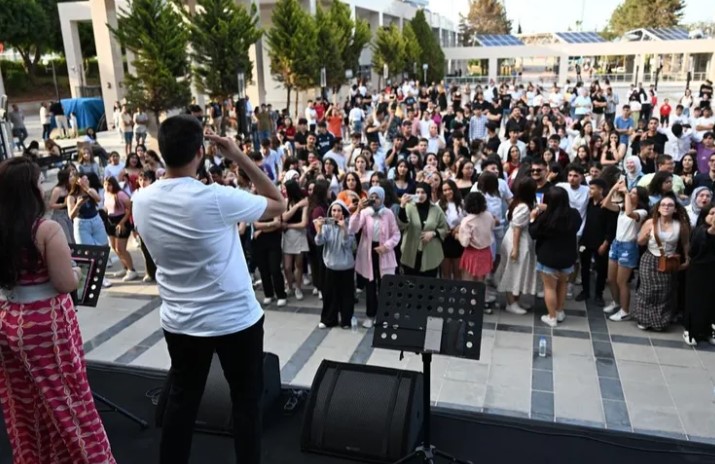 Mersin'de YKS’ye hazırlanan öğrencilere motivasyon konseri Mersin Büyükşehir Belediyesi Sosyal Hizmetler Dairesi, Yükseköğretim Kurumları Sınavı (YKS)