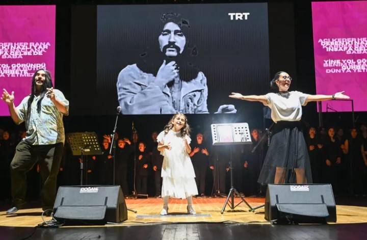 Konya Selçuklu’dan Barış Manço’ya Anlamlı Saygı Konya Selçuklu Sanat Akademisi Çocuk Korosu, Barış Manço’nun efsanevi şarkılarıyla