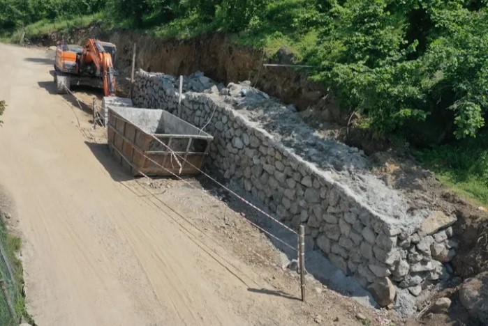 Altınordu Akkise’de Ulaşım Artık Daha Güvenli Büyükşehir Belediyesi Altınordu ilçesi Akkise Mahallesi’nde ulaşımı tehlikeye düşüren güzergahta