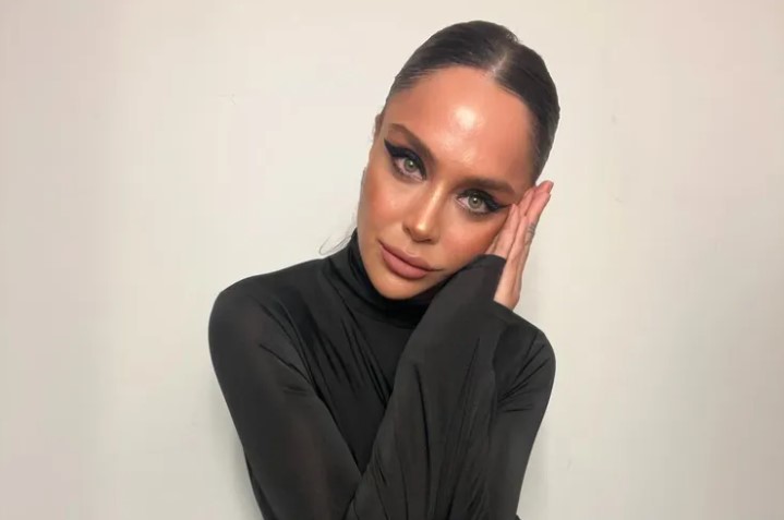 Kısa sürede gece kulüplerindeki sahne performanslarıyla büyük beğeni toplayan Aybüke