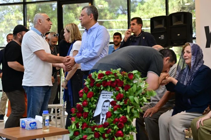 Büyükşehir Belediye Başkanı Ferdi Zeyrek'e Taziye Ziyaretleri Devam Ediyor Elektrik kazası sonucu yaşamını yitiren Manisa Büyükşehir Belediye Başkanı Ferdi