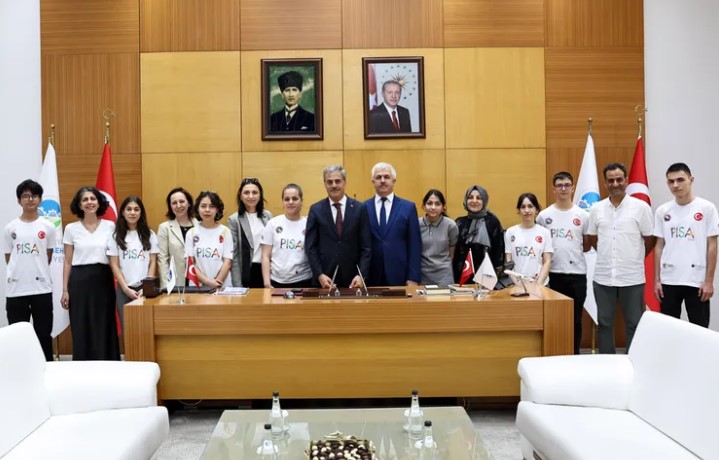 Başkan Alemdar, Figen Sakallıoğlu Anadolu Lisesi’nin Teşekkür Heyetini Kabul Etti Sakarya Büyükşehir Belediye Başkanı Yusuf Alemdar’ın bilgisayar taleplerini karşılaması üzerine,