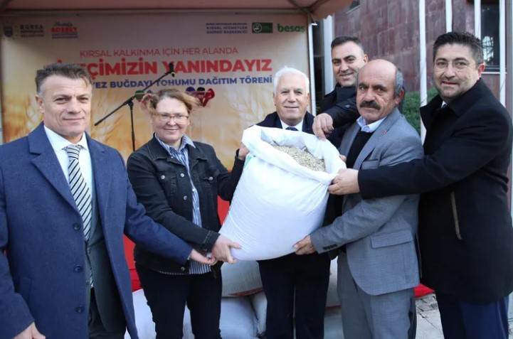 Bursa Büyükşehir’den Kırsala Güçlü Destek Bursa Büyükşehir Belediyesi, tarımsal üretimi desteklemek ve kırsal kalkınmayı güçlendirmek