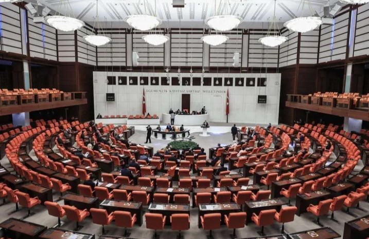 Meclis’in Çalışma Süresi Uzatıldı: Tatil Yok! Türkiye Büyük Millet Meclisi’nin çalışma süresinin uzatılmasına ilişkin 1456 sayılı