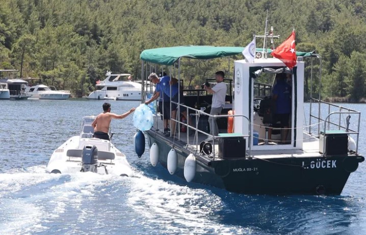 Muğla Koyları 8 Atık Alım Teknesiyle Koruma Altında Muğla Büyükşehir Belediyesi, Türkiye’nin en uzun kıyı şeridine sahip ilinde