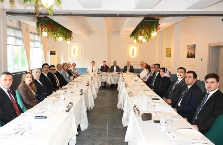Edirne Valisi Sezer, Tayini Çıkan Kaymakamlarla Vedalaştı Edirne Valisi Yunus Sezer ve eşi Canan Sezer, görev yerleri