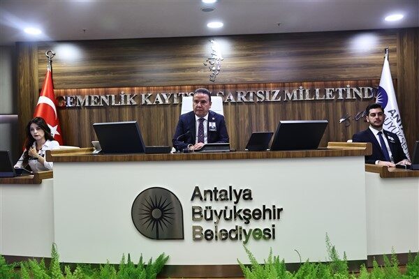 Zeyrek’in fotoğrafını yakalarına takarak toplantıya katılan meclis üyeleri, Ferdi Zeyrek