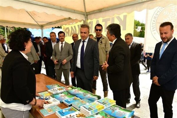 Vali Çiçek, fuar alanındaki stantları tek tek gezerek yazarlardan kitapları
