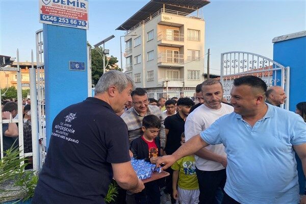 Belediye ekipleri, sabah erken saatlerde cami önlerinde stantlar kurarak namazdan