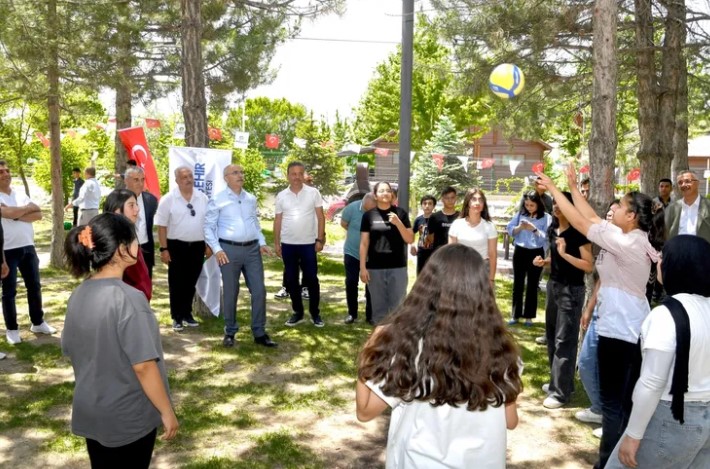 Malatya’da LGS Öncesi Moral Etkinliği Malatya Büyükşehir Belediye Başkanı Sami Er, Liselere Geçiş Sistemi (LGS)