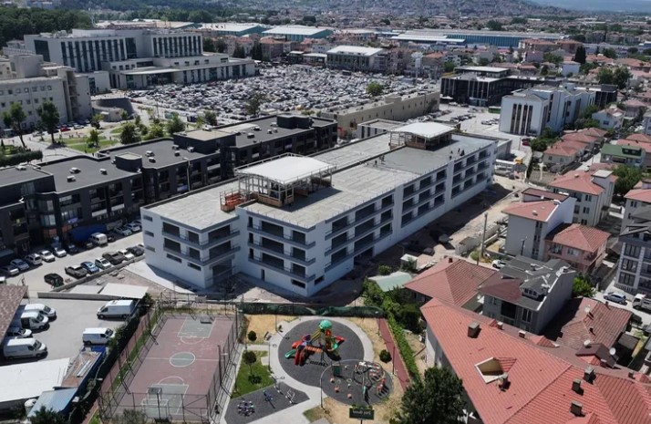530 Araç Kapasiteli Katlı Otoparkta Çalışmalar Tamamlanıyor Sakarya Büyükşehir Belediyesi’nin hastaneler bölgesinde inşa ettiği 530 araçlık katlı