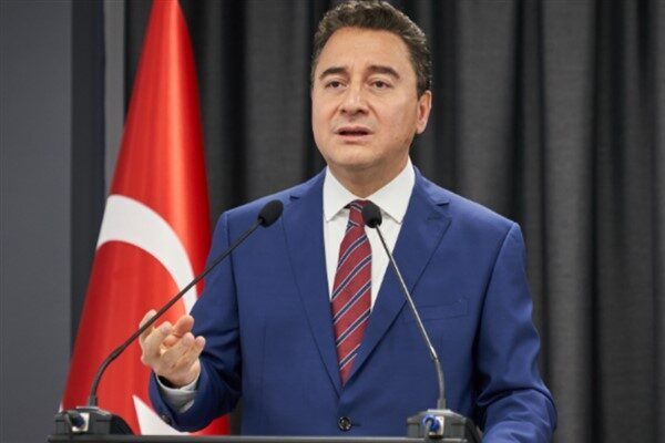 DEVA Partisi Genel Başkanı Ali Babacan, Kadıköy'de bir semt pazarında